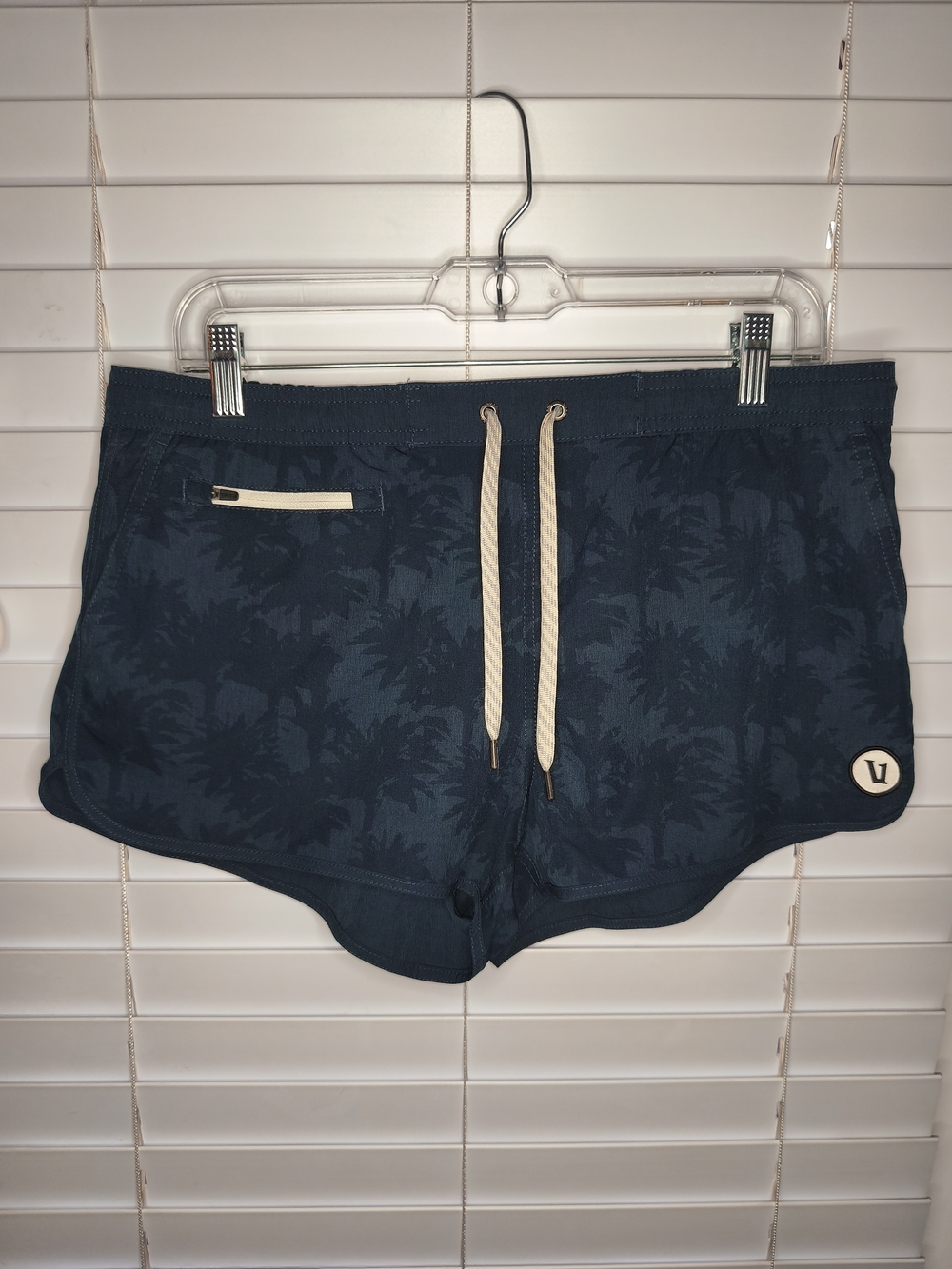 Vuori Tavi Shorts Womens Large Blue Palm Tree Print Athletic Workout Boardshorts